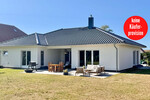 HORN IMMOBILIEN ++ Winkelbungalow 5 km bis Neubrandenburg, Baujahr 2022, Doppelgarage + Carport - Einfamilienhaus Sponholz | Angebot:27069443
