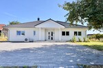 HORN IMMOBILIEN ++ Winkelbungalow 5 km bis Neubrandenburg, Baujahr 2022, Doppelgarage + Carport - Einfamilienhaus Sponholz | Angebot:27069443