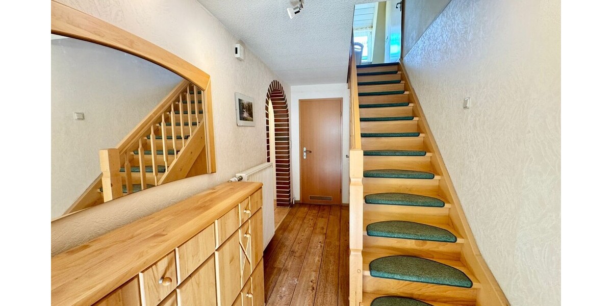 Flur und Treppe zum Dachgeschoss